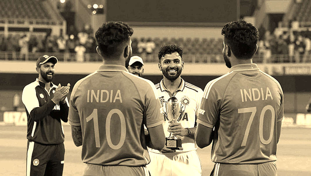 লাহোরে ১৯-৩: পিচ নয়, পাওয়ারপ্লের ব্যাকরণই ইংল্যান্ডকে ২৪১-এ নামাল